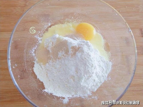 面粉别炸油条了,加一个鸡蛋,个个焦脆空心,比油条好吃多了
