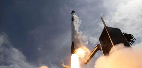 马斯克的龙飞船成功对接国际空间站 刚好过境中国上空,还发生了一点小 事故