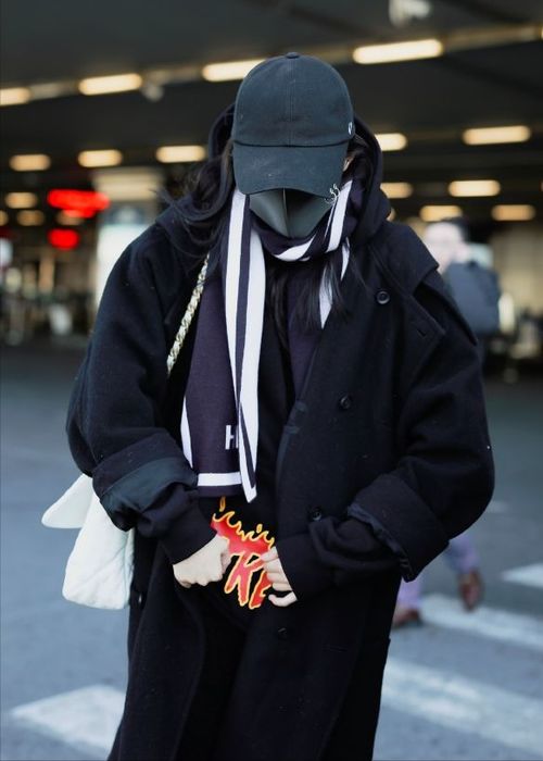 关晓彤早该换路线了 穿一身黑色系超A,帅起来都没鹿晗啥事