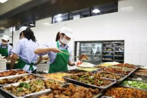 这所大学为阻止学生订外卖,强行抬走外卖员,最终被学生骂上热搜