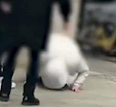 无锡一男子当街下跪,求欠债人还钱,知情人士 俩人是兄弟