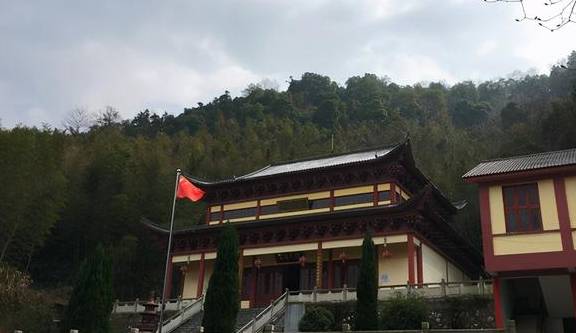 石门只剩半边,但金栗禅寺仍在那里