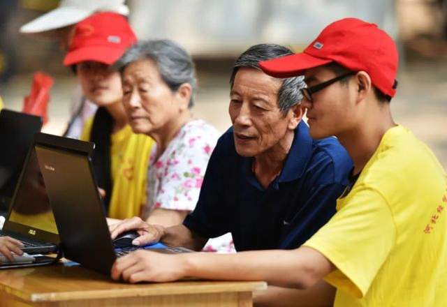这件事让年轻人很发愁 父母沉迷手机怎么办