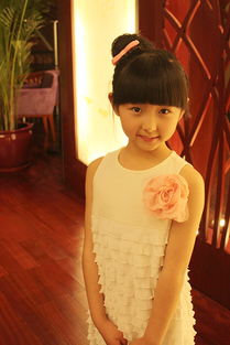 张子枫出席电影季开幕 与徐帆妈妈形影不离 