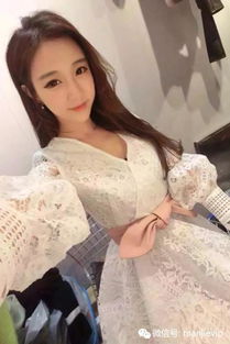 带着一股充满诱惑的女人味,还自带着一股性感 