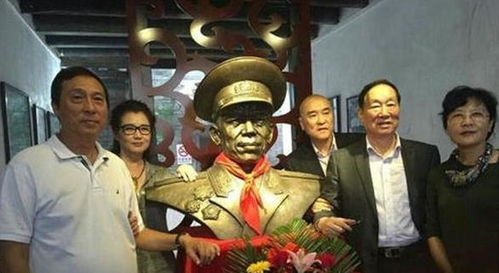 中将梁兴初回老家,老板娘吓得躲开,送30大洋,他分文未取还回赠