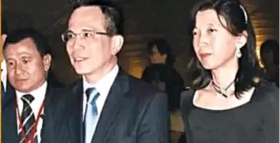 张子强死后,妻子携20亿巨款出逃美国,成最大赢家,如今现状怎样