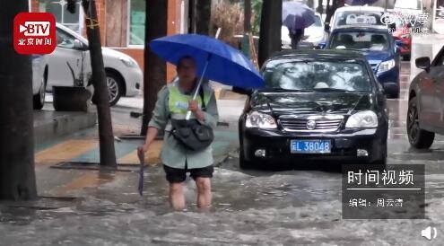 新商机 贵阳某路段暴雨积水致车牌掉落,大叔代打捞车牌日赚千元