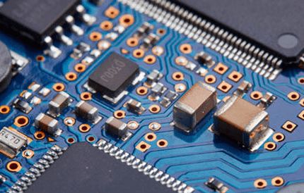 电路当中为什么需要晶振,画PCB时候晶振一定要紧挨IC吗