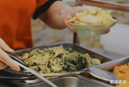 为什么食堂的阿姨老是手抖,也不给学生多打一点