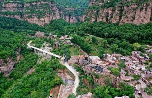 曾经仅有几户人家的河南小山村,如今竟成了全国著名的 画家村
