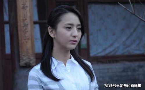 吴亦凡与佟丽娅同台 但目光都集中在佟身上,可吴唱得也好听啊