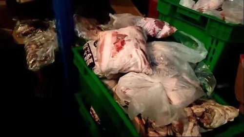 这家超市特价肉有异味 发臭隔夜肉洗了卖,变质肉铰馅灌香肠