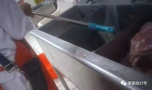 济南大润发发臭隔夜肉洗了再卖,用变质肉铰馅灌香肠
