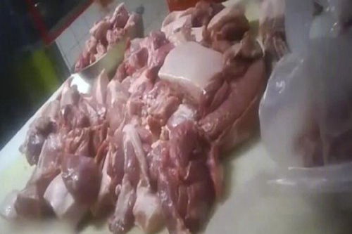 发臭隔夜肉洗了再卖大润发回应,发臭的肉有味的冲一冲变质做香肠