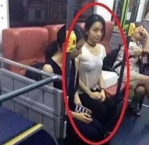 刚坐上车,对面白衣姑娘就盯着我瞅,你们说她是不是喜欢我啊 哈哈哈