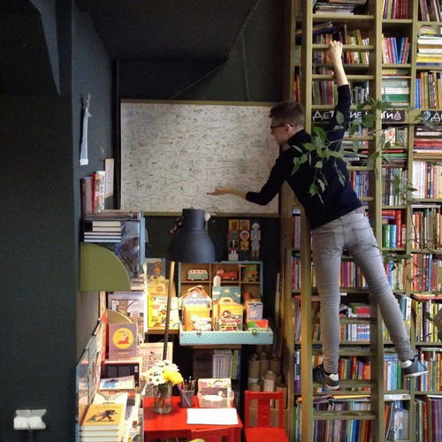 为了卖好书,这些书店开始 不好好卖书 了