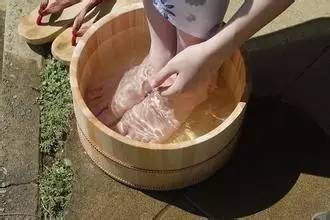 热水泡脚一个月,她双脚溃烂,差点要截肢 杭州人千万别学她