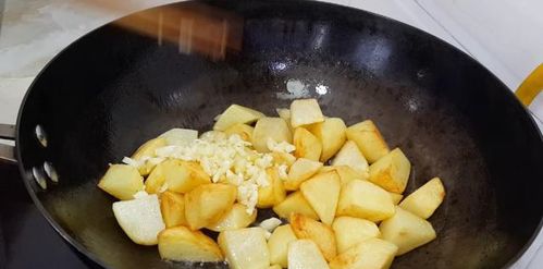 入秋土豆这样吃,锅里煮一煮,外焦里嫩又好吃,大人孩子都抢着吃