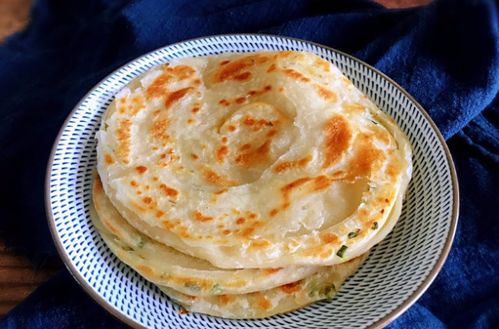 做葱油饼,发硬还没层次 这两步没做好,大厨教你一招,又香又软