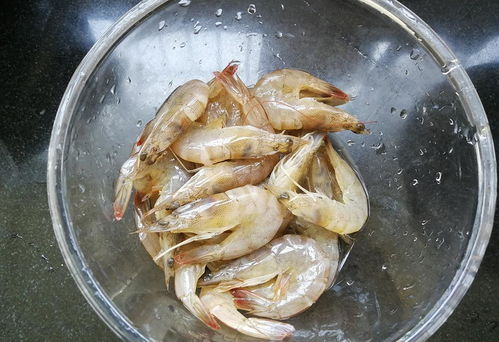 白灼虾用冷水还是热水下锅 总有人弄错,教你一招,虾肉不腥不柴