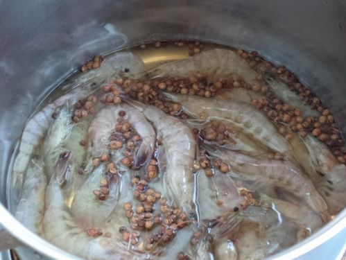水煮虾,冷水煮还是热水煮 多数人错在这一步,虾肉又老又柴,还腥