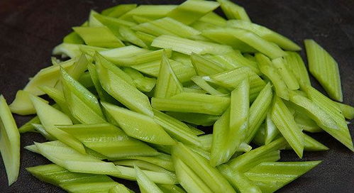 长假后,大鱼大肉吃腻了,来盘清爽解腻的凉拌西芹,色香味俱全