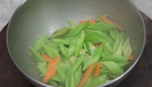 长假后,大鱼大肉吃腻了,来盘清爽解腻的凉拌西芹,色香味俱全