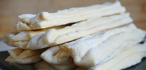教你做速冻油条,改良做法更简单家常,蓬松暄软,早餐只要几分钟
