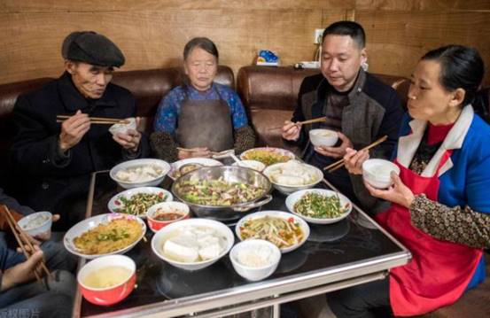 为何老祖宗说 桌上不摆三盘菜,六人莫坐乌龟席