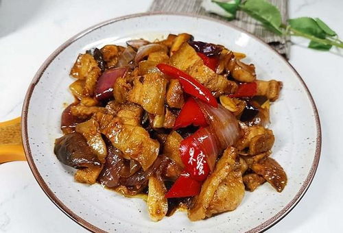 上班族快手菜,炒一炒出锅上桌,荤素搭配也下饭,备受欢迎