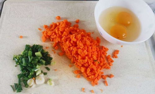 午餐一菜一汤,主食丰富多样,面食米饭皆有,各取所爱皆不浪费