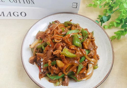 这道菜隔三差五就做一次,爽口开胃又下饭,简单炒一炒上桌