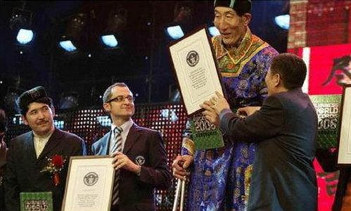 中国第一巨人鲍喜顺 57岁不听医生劝阻生下儿子,如今孩子怎样了