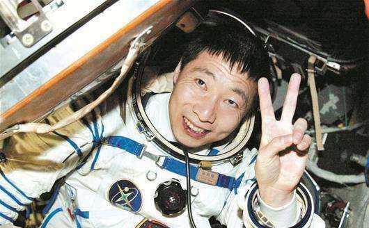 杨利伟曾在太空听到 敲窗 声 16年后谜底揭开 庆幸捡回一条命