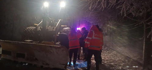 点赞 庐山公路人大雪中坚守,帮群众推车保畅通