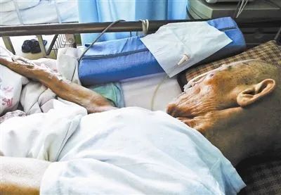 老人病重入院,两儿一女拿不出50万手术费,网友 为啥不卖房