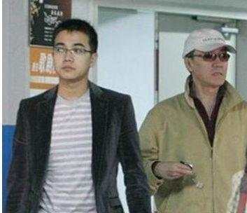 因 亮剑 红了之后离婚前妻娶小13岁美女, 为补偿妻儿送车送房