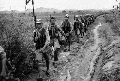 抗日战争我军子弹用尽后,为何不捡日军武器 老兵含泪说出实情