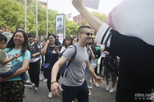 大张伟化身小白马现街头 阳光抱抱 温暖传递爱的力量