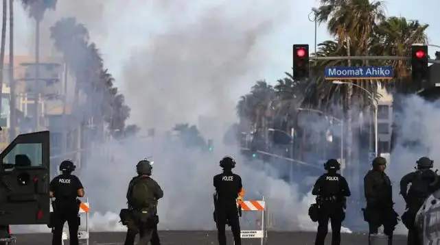 美国优先变成黑人优先 国内暴乱愈演愈烈,特朗普罕见选择妥协