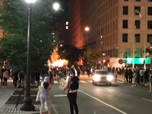 还原华盛顿 被 断电断网的真相 特朗普吓得两度躲进白宫地下掩体