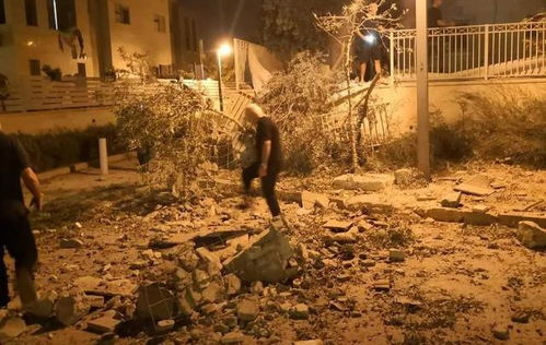 凌晨3点24分,美军再遭袭击,大批火箭弹直扑驻地,现场火光冲天