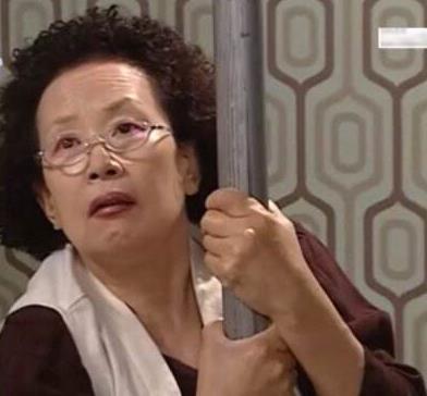 核酸检测现场的青岛奶奶撞脸 罗文姬女士 ,网友直呼99 相似度