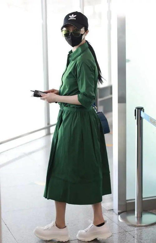 范冰冰一袭绿裙现身机场,白到发光,小腹隆起腰身太粗壮