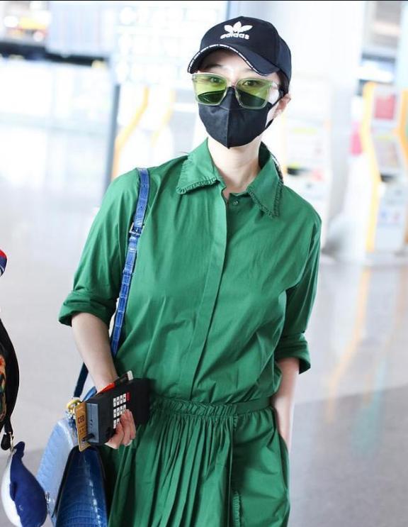 范冰冰现身机场,一袭绿裙白到发光,小肚隆起腰身臃肿惹人注目