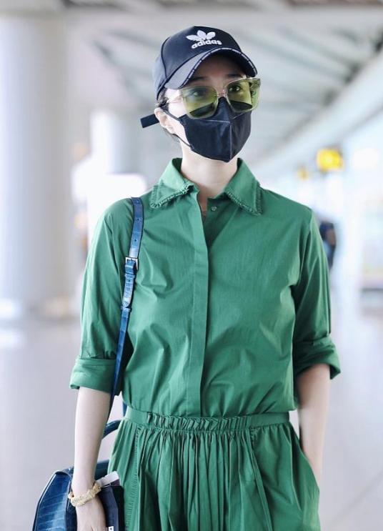 范冰冰现身机场,一袭绿裙白到发光,小肚隆起腰身臃肿惹人注目