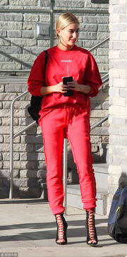 卫衣穿搭新感觉,看刘雯热巴杨洋亲身示范 