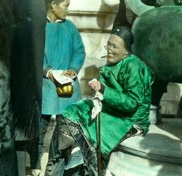 百年前上色老照片 摊煎饼的小贩,裹小脚抽烟的老妇人