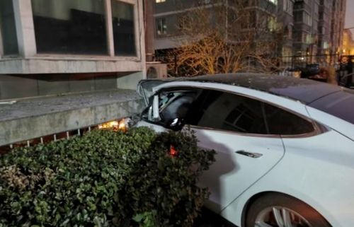 2020特斯拉11起疑失控事件全记录 撞墙撞加油站,很诡异